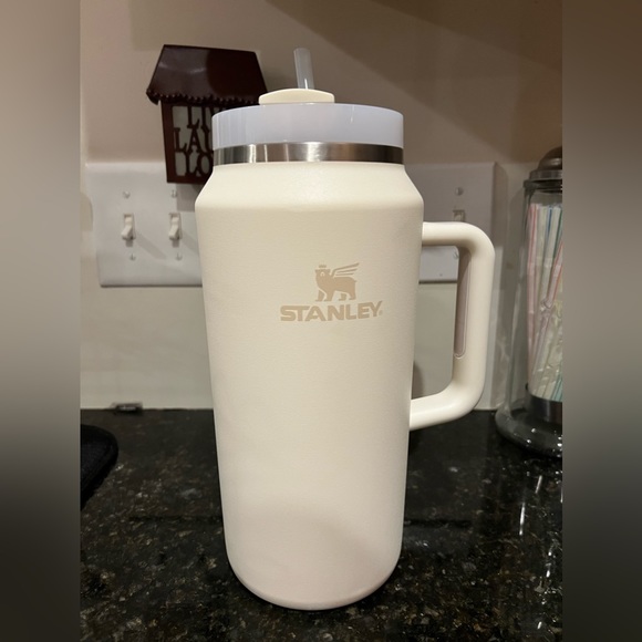 Stanley Quencher 64 OZ Cream - Picture 1 of 3